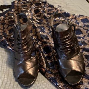 Beautiful dressy heels, gold pewter